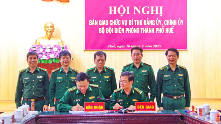 Ký biên bản bàn giao chức vụ Bí thư Đảng ủy Bộ đội Biên phòng thành phố Huế.