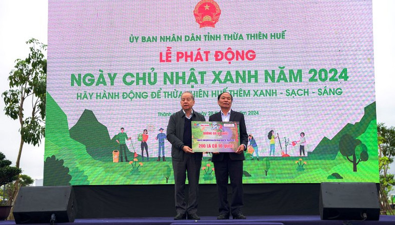 Trao tặng bảng tượng trưng mô hình "Đường cờ Tổ quốc" cho lãnh đạo phường Hương Sơ (thành phố Huế).