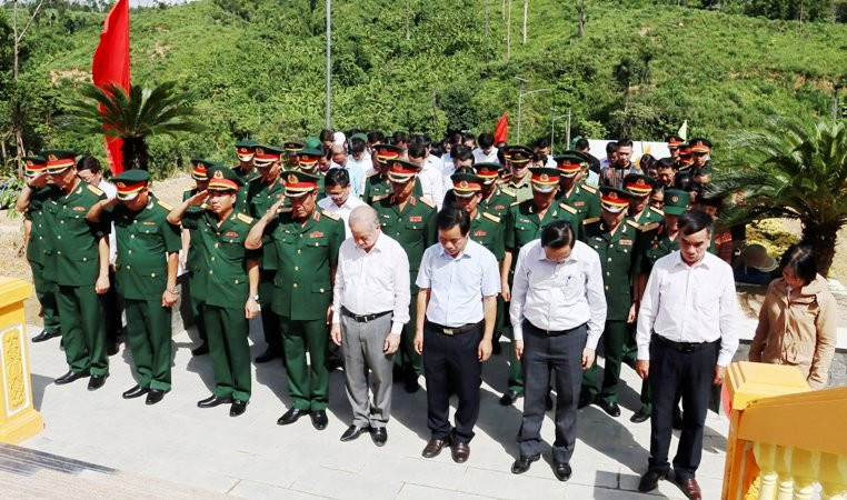 Lãnh đạo Cục cứu hộ, cứu nạn (Bộ Quốc phòng), Bộ tư lệnh Quân khu 4 và tỉnh Thừa Thiên Huế, Bộ Chỉ huy Quân sự tỉnh tưởng niệm các Anh hùng liệt sĩ. Lãnh đạo Cục cứu hộ, cứu nạn (Bộ Quốc phòng), Bộ tư lệnh Quân khu 4 và tỉnh Thừa Thiên Huế, Bộ Chỉ huy Quân sự tỉnh tưởng niệm các Anh hùng liệt sĩ.