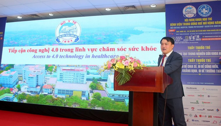 Báo cáo tham luận của đại diện thầy thuốc trẻ tại Bệnh viện Trung ương Huế. (Ảnh: THƯỢNG HIỂN)