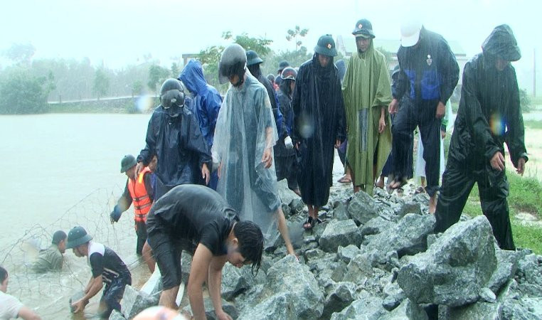 Hàng trăm rọ đá hộc đã được các lực lượng dùng để chống sạt lở đê.