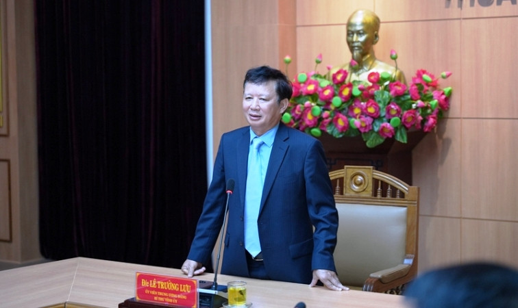 Bí thư Tỉnh ủy Lê Trường Lưu phát biểu chúc mừng và giao nhiệm vụ cho các cán bộ vừa được điều động, bổ nhiệm.