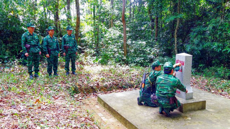 Kiểm tra tại mốc quốc giới 644 thuộc Đồn Biên phòng cửa khẩu Hồng Vân quản lý. (Ảnh: Võ Tiến) Kiểm tra tại mốc quốc giới 644 thuộc Đồn Biên phòng cửa khẩu Hồng Vân quản lý. (Ảnh: Võ Tiến)