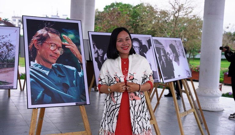 Du khách và công chúng Huế xem triển lãm ảnh về cố nhạc sĩ Trịnh Công Sơn