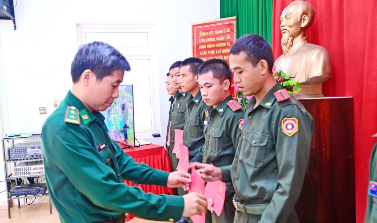 Trung tá Trần Minh trao Giấy chứng nhận cho các học viên dự lớp tập huấn nghiệp vụ Biên phòng năm 2024.