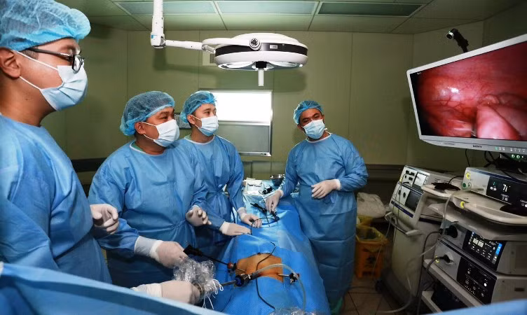 Nghiên cứu ứng dụng phẫu thuật nội soi qua lỗ tự nhiên đã đạt giải Nhất VIFOTEC Việt Nam và Giải nhì lĩnh vực Y Dược của Giải thưởng Nhân Tài Đất Việt 2016. (Ảnh: BVH).