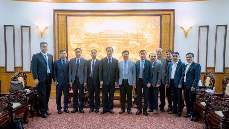 Lãnh đạo thành phố Huế và đoàn đại biểu thành phố Lâm Nghi chụp ảnh lưu niệm. (Ảnh: V.Bốn)