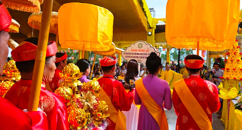Các đoàn, đơn vị diễu hành dâng hương hoa, vật phẩm cúng dường.