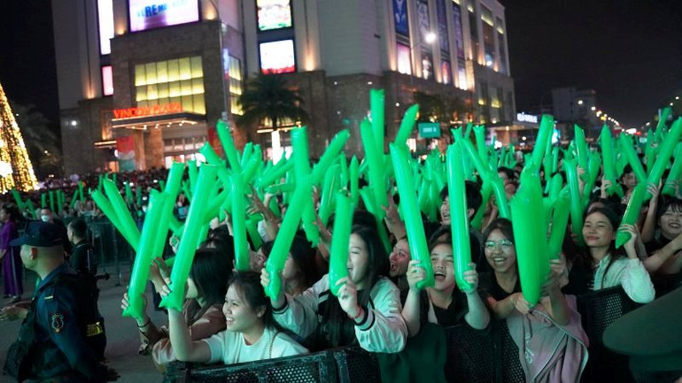 Càng về khuya, dòng người đổ về khu ngã 6 trung tâm TP Huế càng dày đặc.