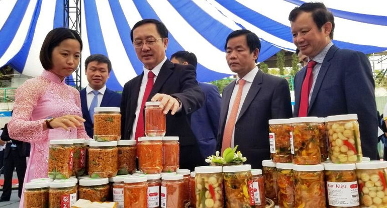 Đồng chí Bí thư Tỉnh ủy Lê Trường Lưu (ngoài cùng bên phải) và lãnh đạo Bộ Khoa học và công nghệ cùng tỉnh Thừa Thiên Huế tìm hiểu các sản phẩm của Huế đăng ký quyền sở hữu trí tuệ.