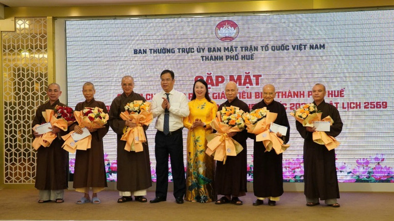 Lãnh đạo Thành ủy và Ủy ban Mặt trận Tổ quốc Việt Nam thành phố Huế tặng hoa chúc mừng Đoàn đại biểu Phật giáo Huế dự Đại lễ Vesak Liên hiệp quốc 2025. Lãnh đạo Thành ủy và Ủy ban Mặt trận Tổ quốc Việt Nam thành phố Huế tặng hoa chúc mừng Đoàn đại biểu Phật giáo Huế dự Đại lễ Vesak Liên hiệp quốc 2025.