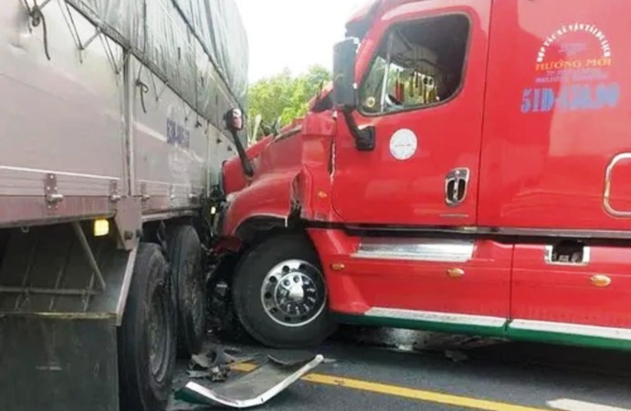 Hiện trường vụ tai nạn giao thông nghiêm trọng khiến 3 người thương vong. (Ảnh: CTV)