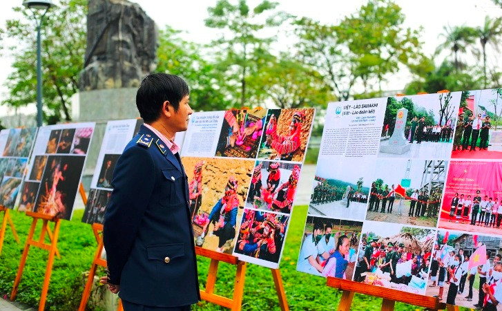 Công chúng tại thành phố Huế đến tham quan, thưởng thức các tác phẩm ảnh nghệ thuật trưng bày tại triển lãm.
