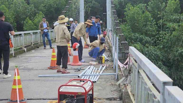 Vị trí lan can tại cầu treo bị hư hỏng do xe va vào đã được sửa chữa.