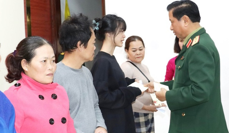 Trung tướng Hà Thọ Bình, Tư lệnh Quân khu 4 trao quà Tết tặng các gia đình có hoàn cảnh khó khăn. Trung tướng Hà Thọ Bình, Tư lệnh Quân khu 4 trao quà Tết tặng các gia đình có hoàn cảnh khó khăn.