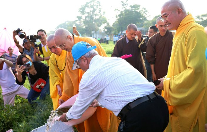 Tăng ni Phật tử Huế còn tham gia thả cá phóng sinh tái tạo nguồn lợi thủy sản trên sông Hương.