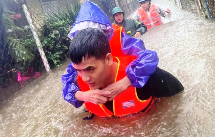 Các lực lực lượng chức năng tại thành phố Huế đã nỗ lực giúp dân đưa người già, trẻ em đến nơi cao ráo để chạy lũ.