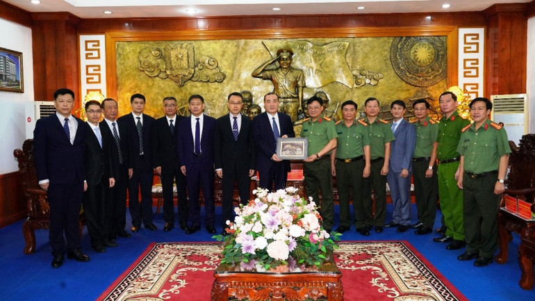 Đại tá Nguyễn Thanh Tuấn, Giám đốc Công an tỉnh Thừa Thiên Huế tặng quà lưu niệm cho đồng chí Trương Nguyệt Ba, Phó Giám đốc Thường trực Công an tỉnh Sơn Đông.