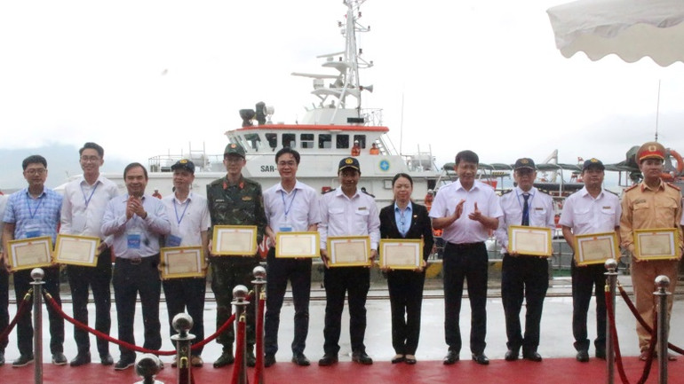 Cục Hàng hải Việt Nam tặng Giấy khen cho 11 tập thể và 20 cá nhân có thành tích trong cuộc diễn tập lần này.