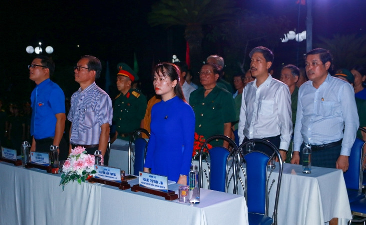 Dâng hương, tưởng niệm các anh hùng liệt sĩ tại Tượng đài Liệt sĩ thị xã Hương Thủy.