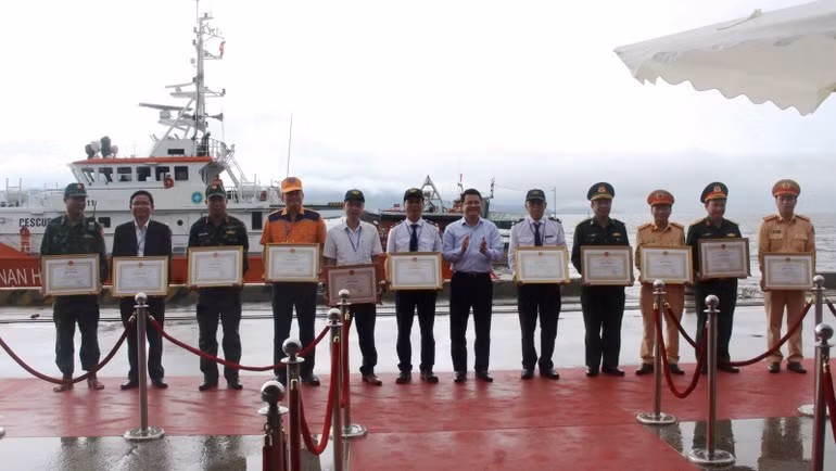 Phó Chủ tịch Ủy ban nhân dân tỉnh Thừa Thiên Huế Hoàng Hải Minh trao Bằng khen tặng các tập thể, cá nhân có thành tích xuất sắc trong công tác diễn tập.