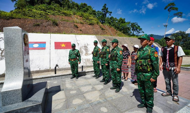 Buổi lễ chào cờ của lực lượng Bộ đội Biên phòng cùng người dân tại cột mốc biên giới Việt-Lào qua tỉnh Thừa Thiên Huế. (Ảnh: BP)