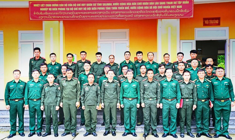 Ban Tổ chức, tổ giáo viên chụp ảnh lưu niệm cùng lớp tập huấn nghiệp vụ Biên phòng cho cán bộ Quân đội Lào.