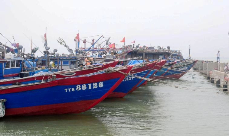 Bộ đội Biên phòng tỉnh tổ chức bắn pháo hiệu kêu gọi tàu thuyền vào nơi tránh trú an toàn.