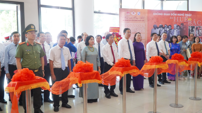 Lãnh đạo thành phố Huế dự khai mạc triển lãm “Không gian di sản văn hóa Chủ tịch Hồ Chí Minh ở Huế”