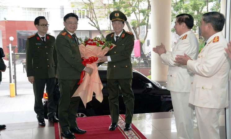 Đại tá Nguyễn Thanh Tuấn, Giám đốc Công an thành phố Huế tặng hoa chúc mừng đồng chí Lê Quốc Hùng, Ủy viên Trung ương Đảng, Ủy viên Thường vụ Đảng ủy Công an Trung ương, Thứ trưởng Công an vừa được Chủ tịch nước trao Quyết định thăng cấp bậc hàm Thượng tướng.