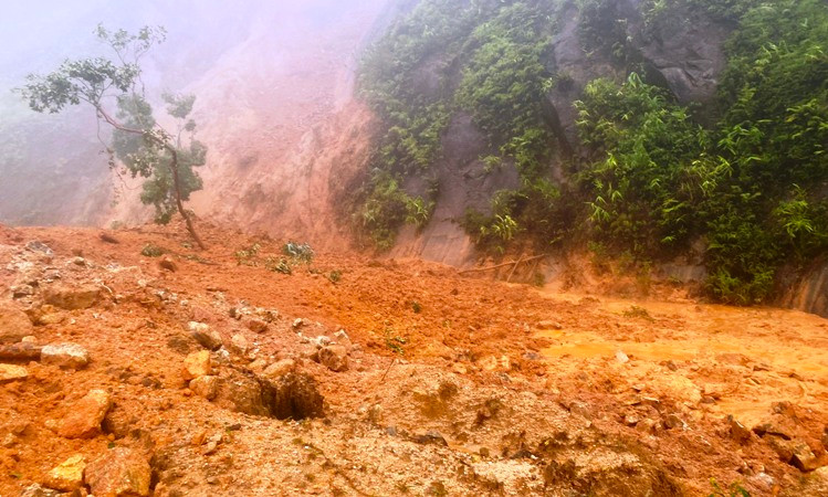 Đường Hồ Chí Minh đi qua thôn Mu Rú Ta Rá, xã Hương Nguyên (huyện A Lưới) xảy ra sạt lở với khoảng 6.300m3 đất đá tràn xuống mặt đường, gây ách tắc giao thông.