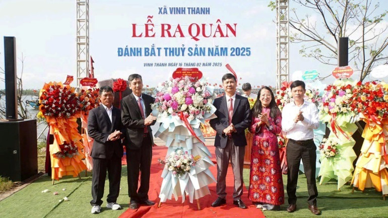 Lãnh đạo Đảng ủy, chính quyền xã Vinh Thanh tặng hoa chúc mừng ngư dân tham gia chuyến biển đầu năm.
