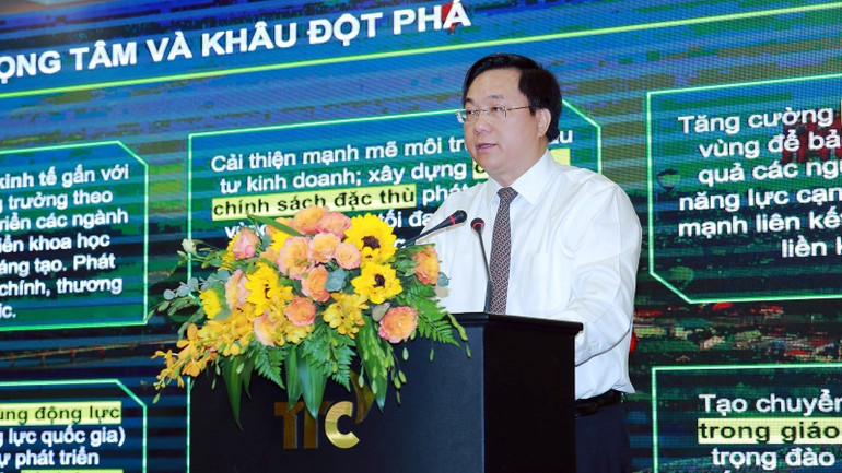 Thứ trưởng Kế hoạch và Đầu Tư Nguyễn Duy Đông trình bày một số nội dung chủ yếu của Quy hoạch vùng Bắc Trung Bộ và duyên hải miền trung thời kỳ 2021-2030, tầm nhìn đến năm 2050.