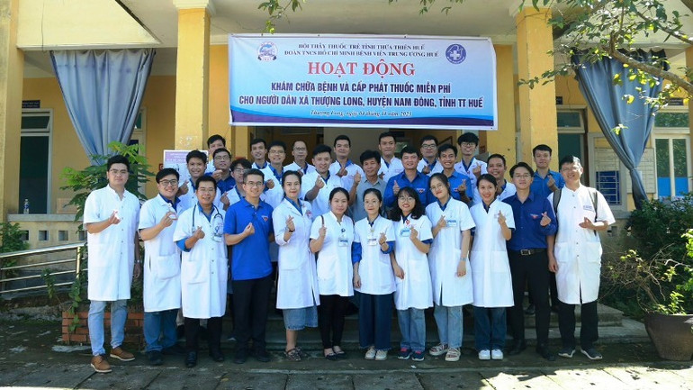 30 y, bác sĩ trẻ tại Bệnh viện Trung ương Huế đã tổ chức khám bệnh cho bà con tại xã vùng sâu Thượng Long, huyện Nam Đông. 30 y, bác sĩ trẻ tại Bệnh viện Trung ương Huế đã tổ chức khám bệnh cho bà con tại xã vùng sâu Thượng Long, huyện Nam Đông.