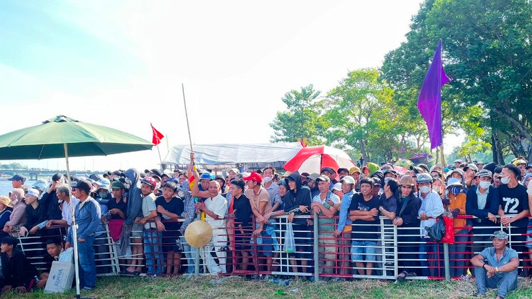 Hàng nghìn người dân và du khách đến xem và cổ vũ.