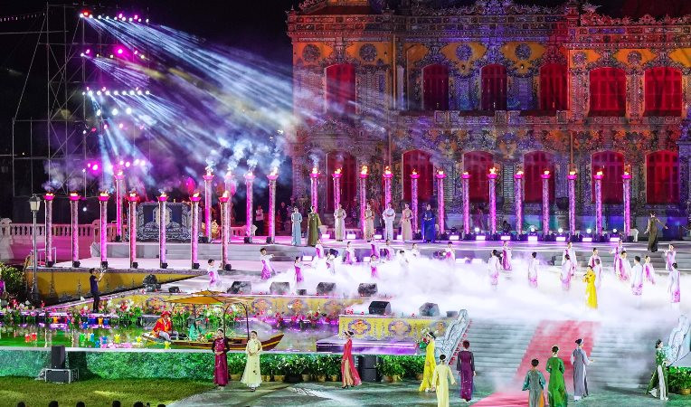 Bữa tiệc của âm thanh và ánh sáng mang còn là lời cảm ơn dành cho những người bạn gần xa đã đến với mảnh đất Cố đô.