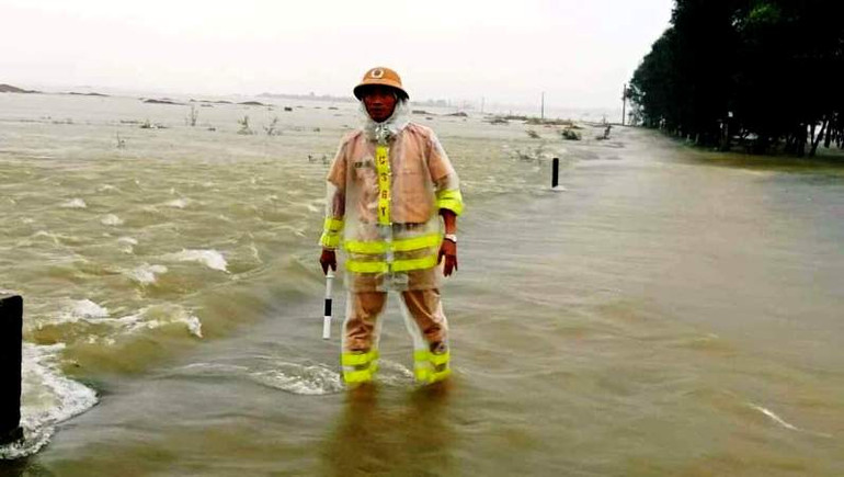 Công an các huyện chốt chặn ở những điểm nước sâu, không cho người dân qua lại đề phòng các tình huống nguy hiểm trong lũ.