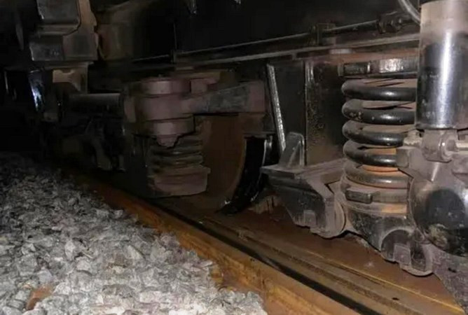 Lực lượng chức năng tập trung khắc phục sự cố theo hướng cắt toa tàu từ vị trí toa xe bị trật bánh để di chuyển về ga Lăng Cô. (ảnh: CTV)