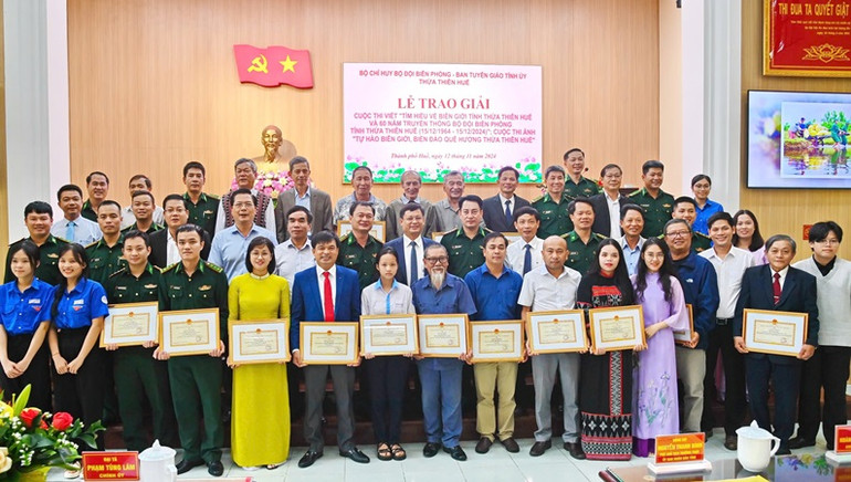 Lãnh đạo Ủy ban nhân dân tỉnh, các ban, ngành và Bộ Chỉ huy Bộ đội Biên phòng tỉnh chụp ảnh lưu niệm cùng các tác giả nhận giải tại buổi lễ tổng kết. (Ảnh: Ngọc Bình)