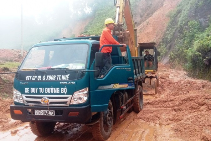 Hạt quản lý đường bộ và các lực lượng liên quan tiến hành điều phương tiện, nhân lực khẩn trương khắc phục sạt lở tại đường Hồ Chí Minh qua A Lưới.