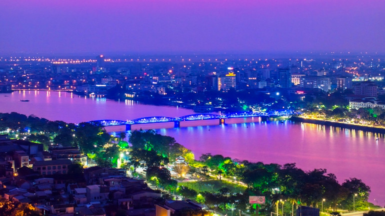 Các chân chạy qua những con đường rợp bóng cây, những cây cầu bắc qua dòng sông Hương thơ mộng. (Ảnh: BTC)