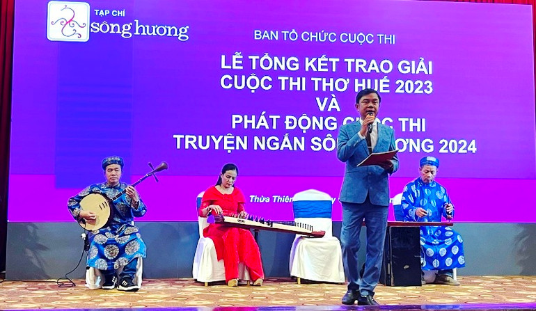 Tại lễ tổng kết trao giải Cuộc thi thơ với chủ đề "Thơ Huế 2023" và phát động cuộc thi "Truyện ngắn Sông Hương 2024".