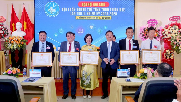 Thay mặt lãnh đạo tỉnh, ông Nguyễn Thanh Bình trao Bằng khen của Chủ tịch Ủy ban nhân dân tỉnh tặng các cá nhân xuất sắc. (Ảnh: TH)