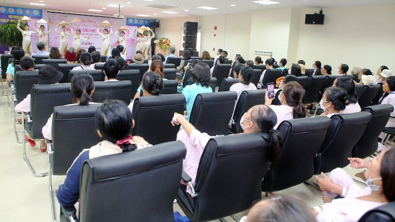 Chương trình đã tạo được nhiều niềm vui, động lực cho các nữ bệnh nhân ung thư sớm vượt qua nỗi đau bệnh tật. (ảnh: Th. Hiển)