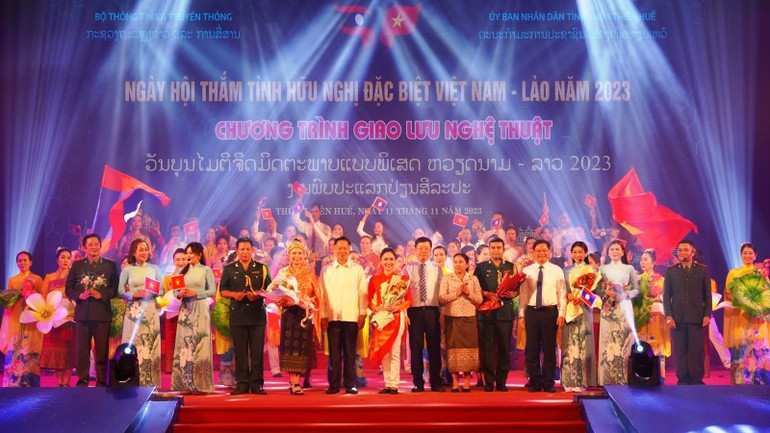 Lãnh đạo Bộ Thông tin và Truyền thông Việt Nam và Bộ Thông tin, Văn hóa và Du lịch Lào tặng hoa chúc mừng các Đoàn biểu diễn nghệ thuật tham gia tại chương trình.