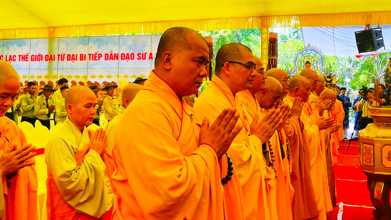 Các đại biểu mặc niệm tưởng nhớ các nạn nhân tai nạn giao thông.