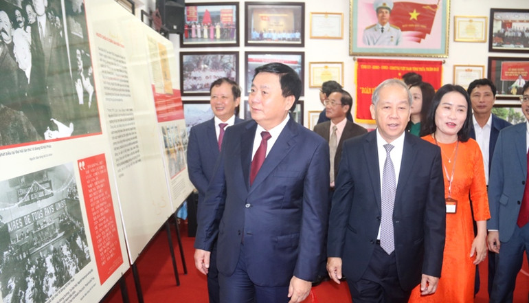 Giám đốc Học viện Chính trị quốc gia Hồ Chí Minh Nguyễn Xuân Thắng cùng các đại biểu tham quan triển lãm hình ảnh tại phòng trưng bày truyền thống của nhà trường.