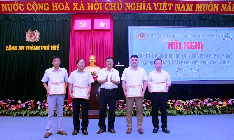 Khen thưởng 4 tập thể thực hiện Quy chế phối hợp.