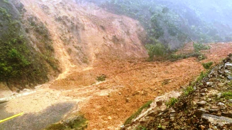 Tại các tuyến đường quốc lộ, tỉnh lộ từ thành phố lên 2 huyện miền núi Nam Đông và A Lưới (Thừa Thiên Huế) thường xuyên bị sạt lở trong mùa mưa lũ.