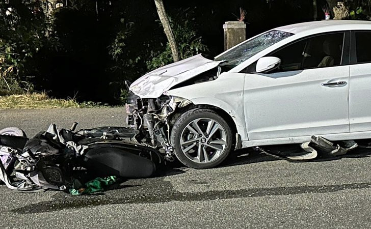 Hai phương tiện xe ô-tô và mô-tô bị hư hỏng nặng.